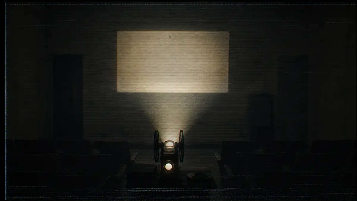Proyector de cine antiguo proyectando un rectángulo blanco vacío sobre una pared oscura
